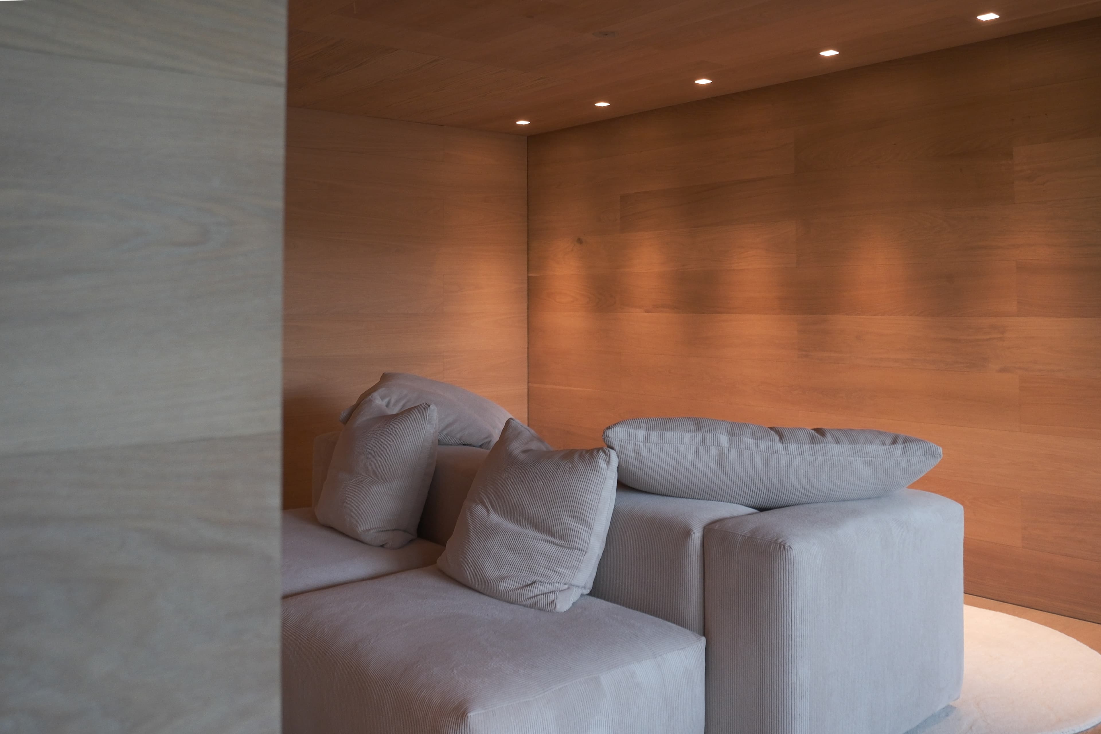 Sillón en habitación con iluminación cálida