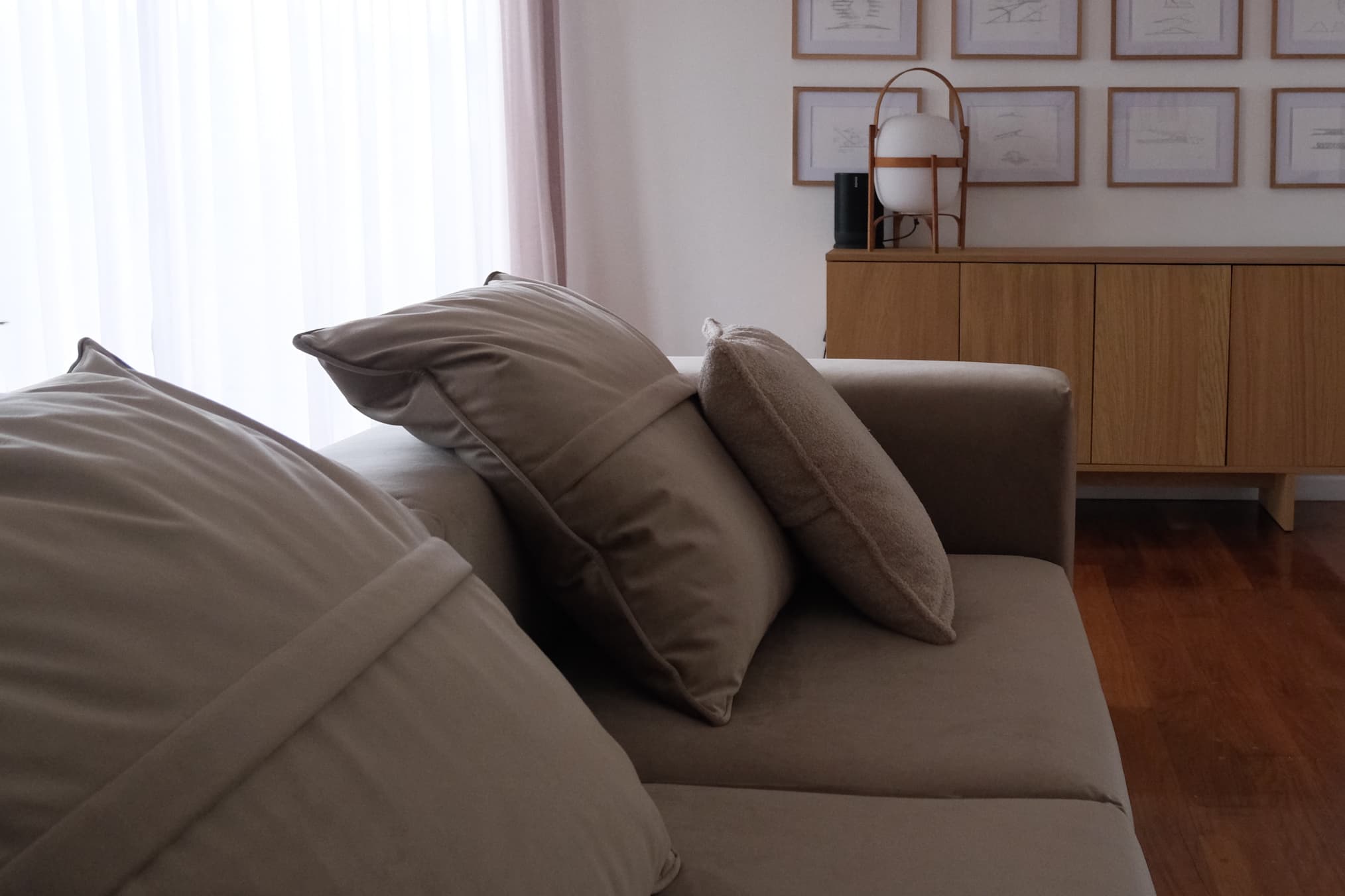 Sillón beige en sala
