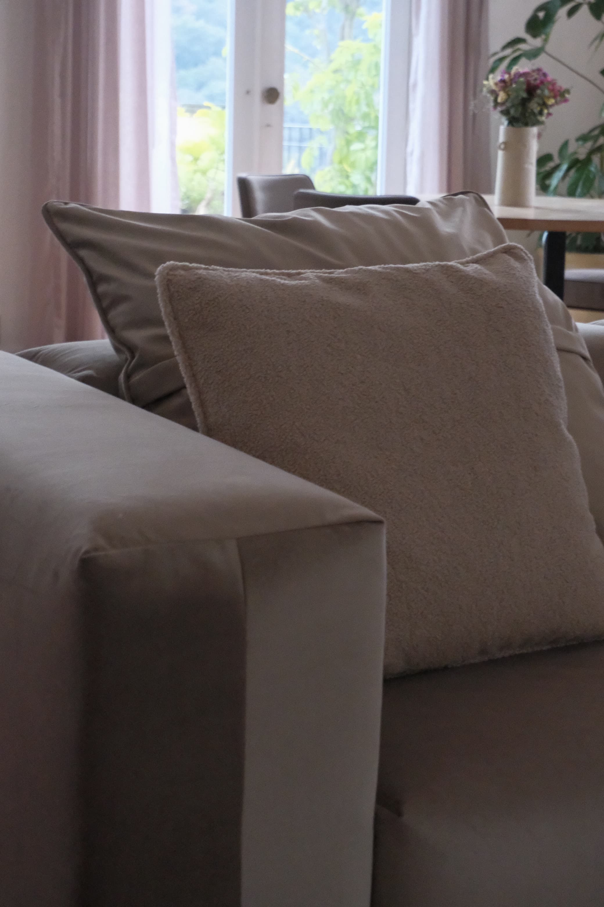 Sillón beige en interior contemporáneo