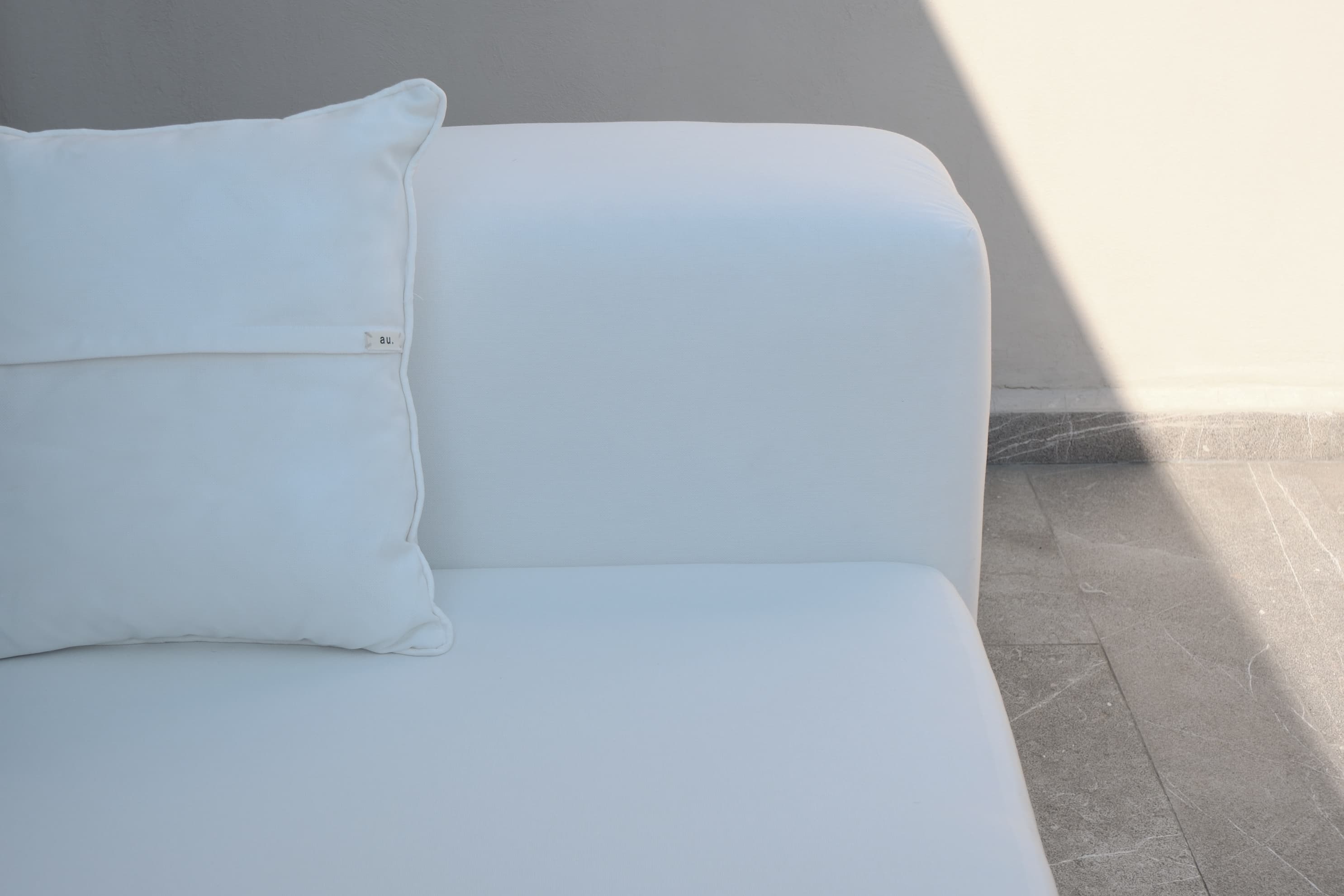 Sillón en sala con luz cenital
