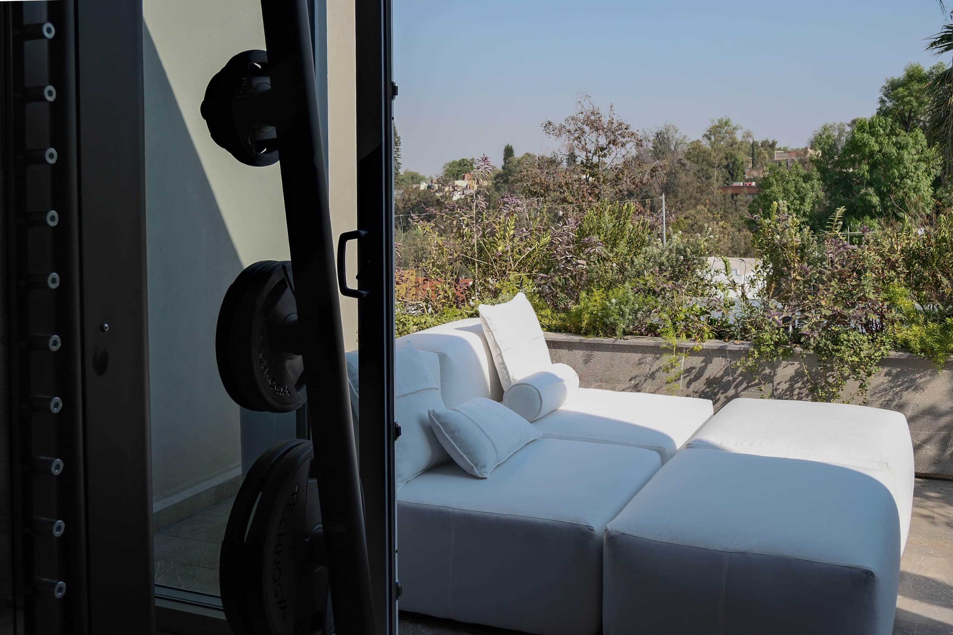 Living con sillón modular amplio